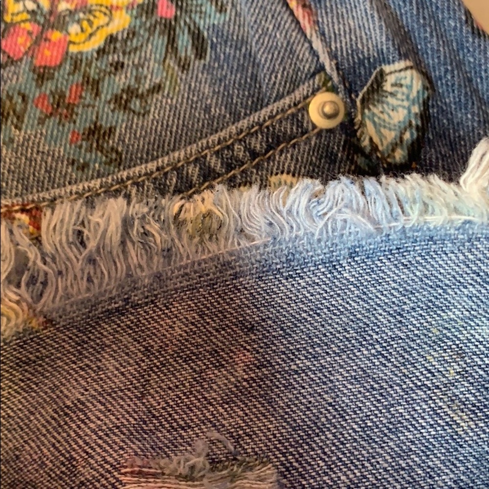 BLUE RIPPED BUTTERFLY DENIM SHORTS WITH RAW HEM - Picture 9 of 10